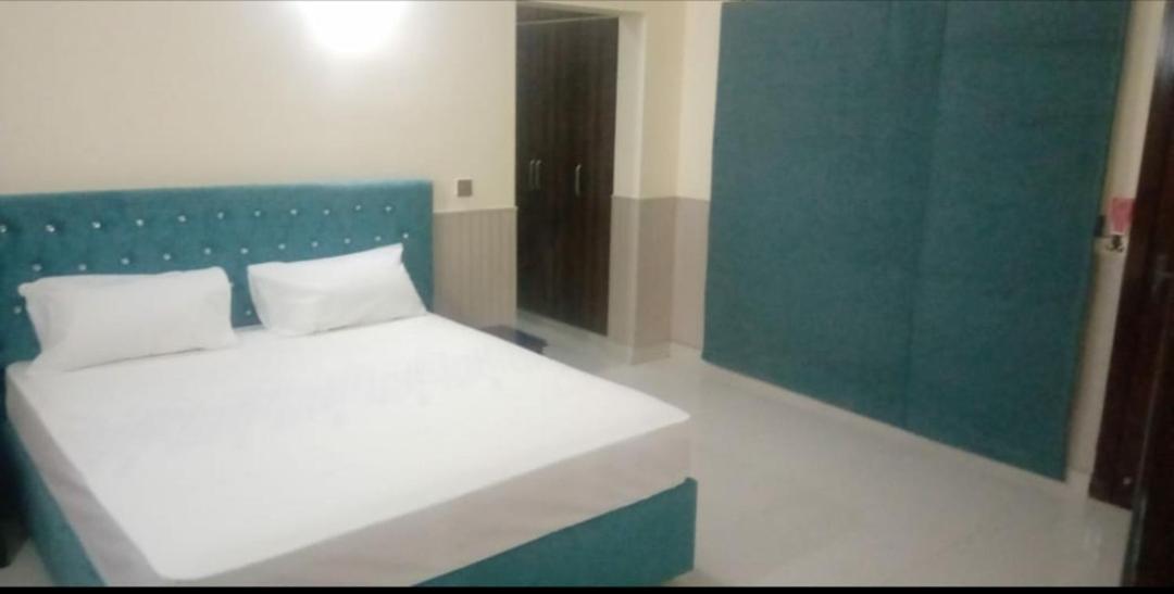 Hak Mall Suites And Apartments Rawalpindi Bagian luar foto