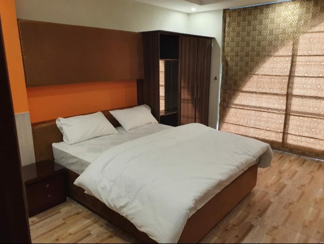 Hak Mall Suites And Apartments Rawalpindi Bagian luar foto