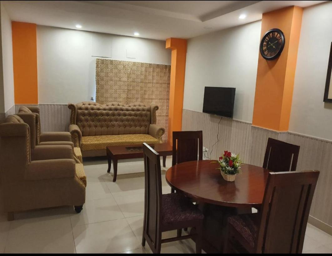 Hak Mall Suites And Apartments Rawalpindi Bagian luar foto