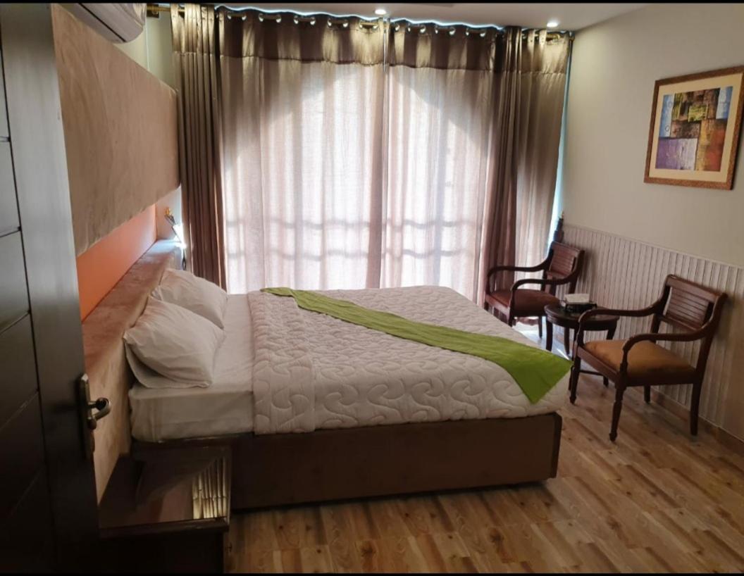 Hak Mall Suites And Apartments Rawalpindi Bagian luar foto