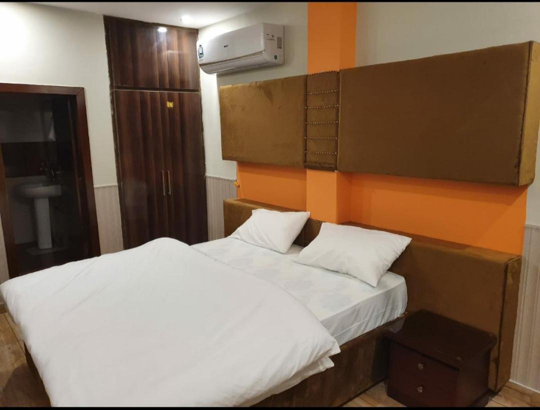 Hak Mall Suites And Apartments Rawalpindi Bagian luar foto