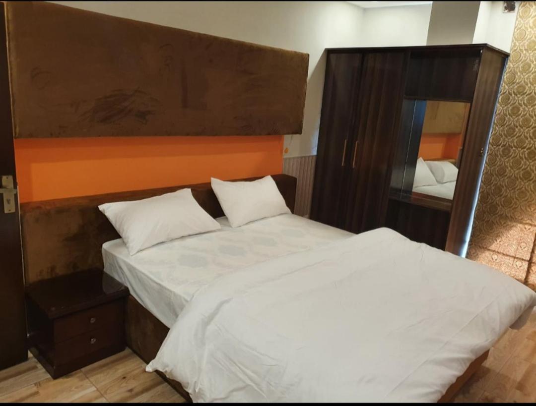 Hak Mall Suites And Apartments Rawalpindi Bagian luar foto