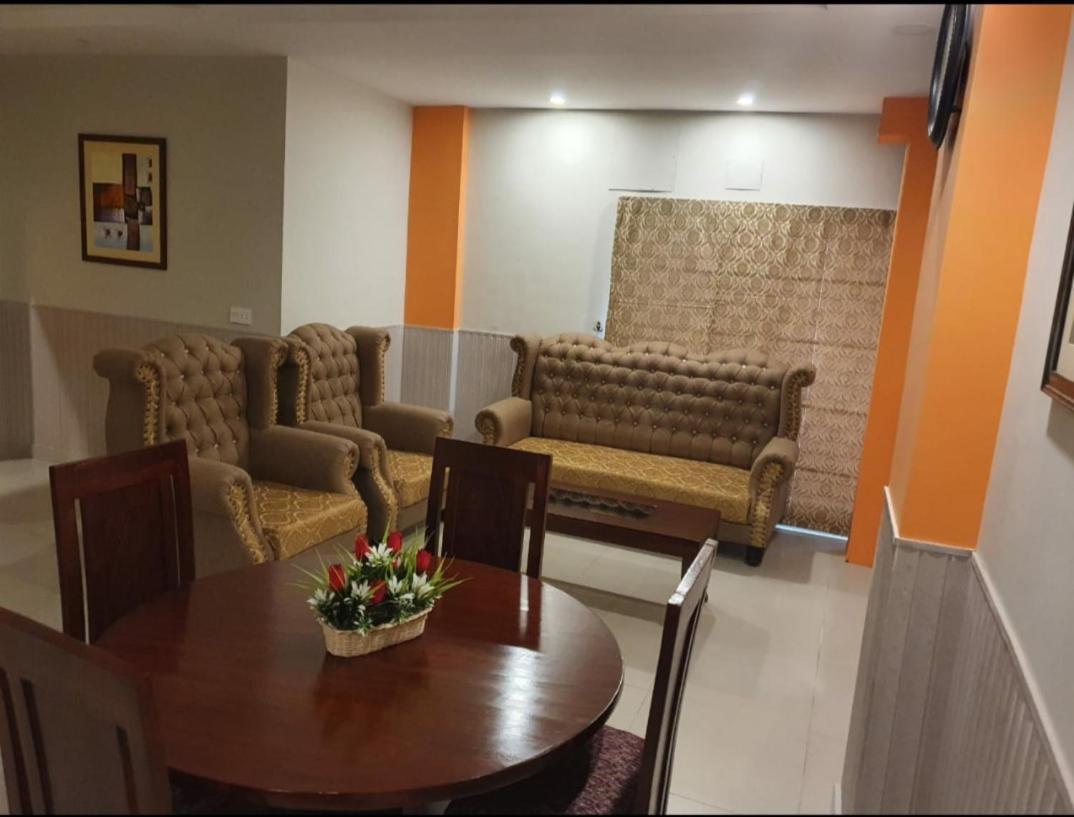 Hak Mall Suites And Apartments Rawalpindi Bagian luar foto